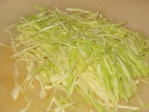 резаная капуста для салата с кукурузой